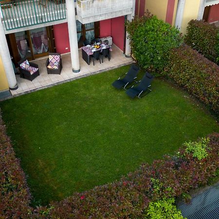 Oleandro Apartment - Featuring A Private Garden And Access To 5 Pools Desenzano del Garda Exterior foto
