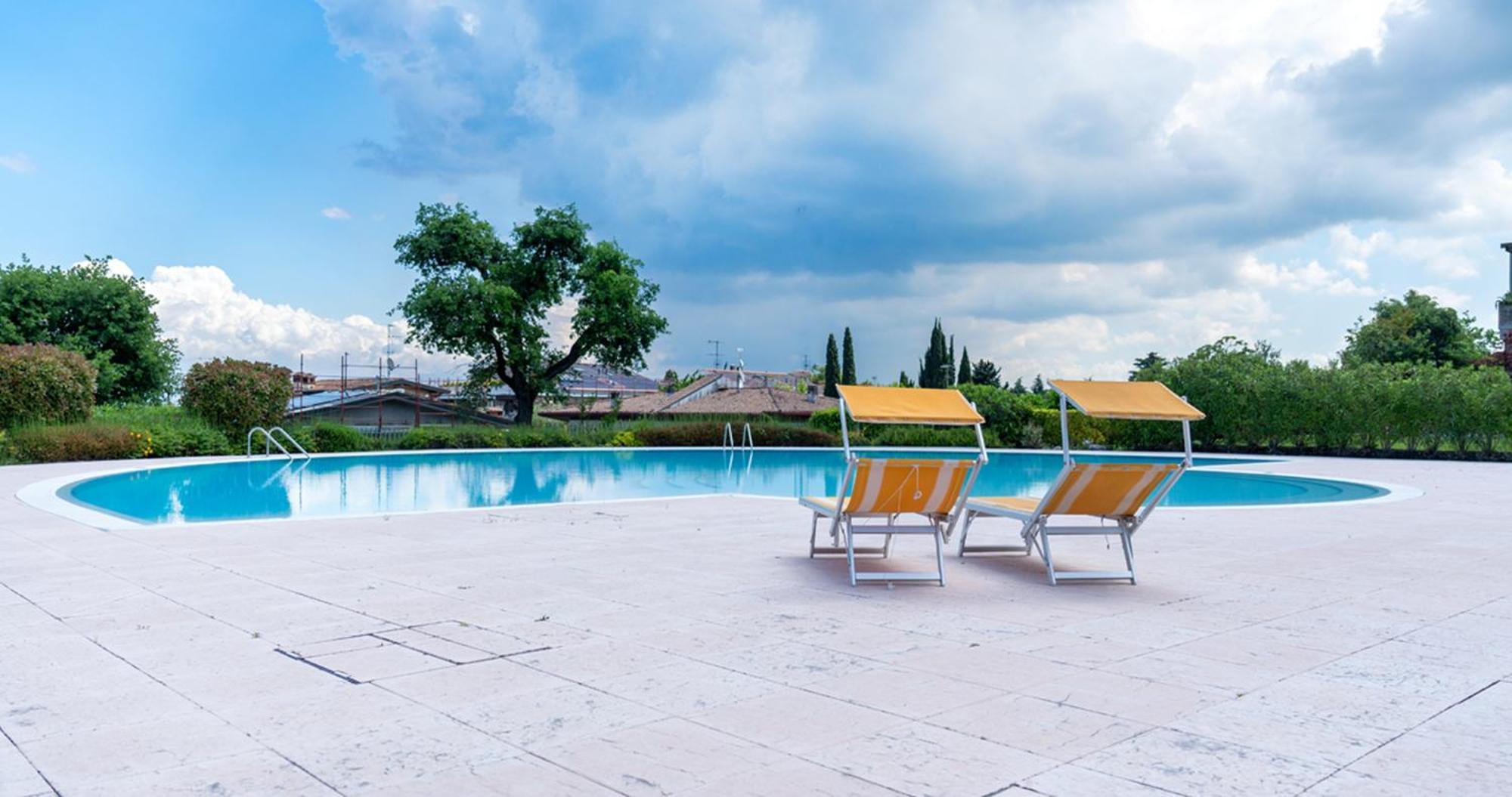 Oleandro Apartment - Featuring A Private Garden And Access To 5 Pools Desenzano del Garda Exterior foto