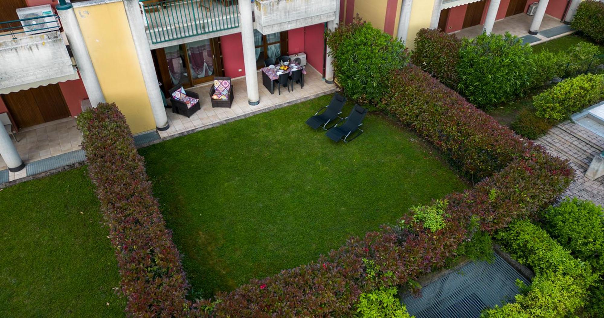 Oleandro Apartment - Featuring A Private Garden And Access To 5 Pools Desenzano del Garda Exterior foto