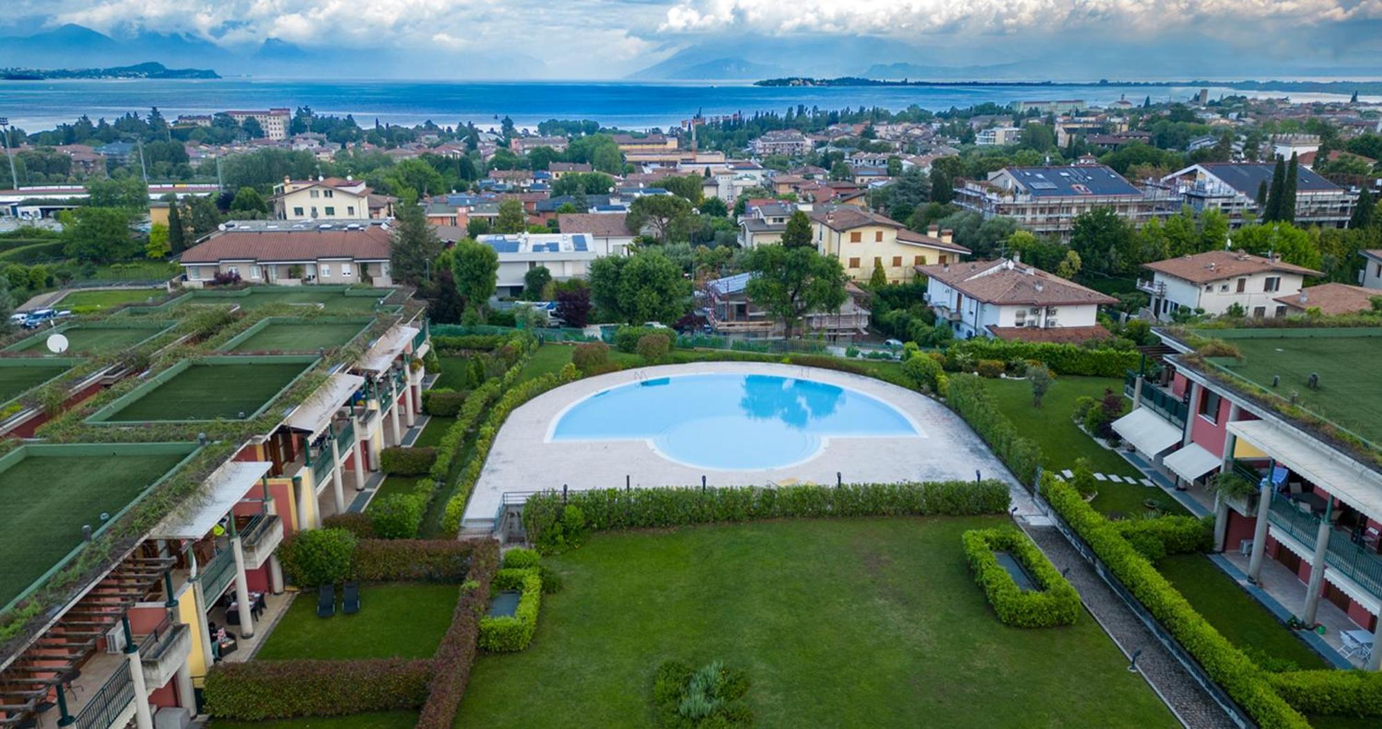 Oleandro Apartment - Featuring A Private Garden And Access To 5 Pools Desenzano del Garda Exterior foto