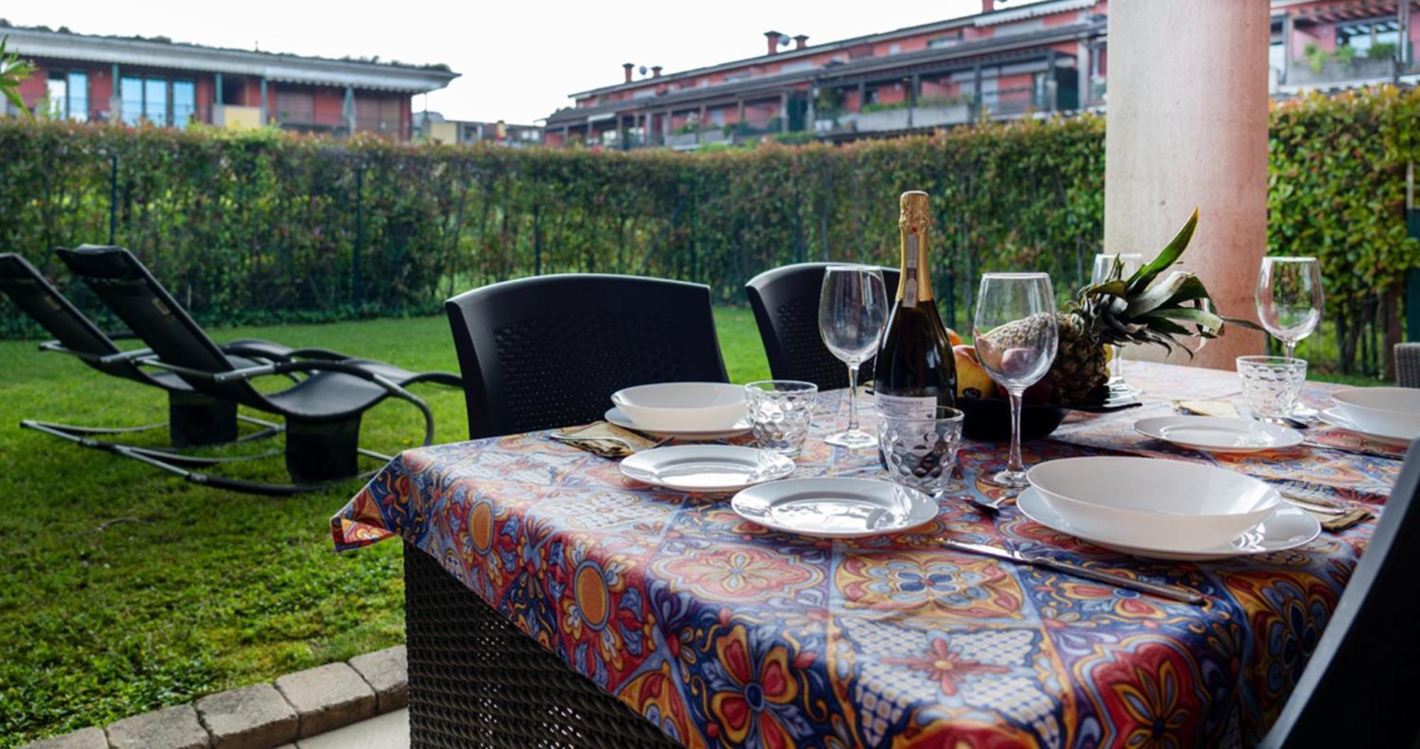 Oleandro Apartment - Featuring A Private Garden And Access To 5 Pools Desenzano del Garda Exterior foto