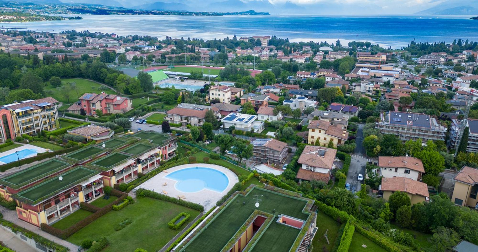 Oleandro Apartment - Featuring A Private Garden And Access To 5 Pools Desenzano del Garda Exterior foto